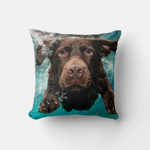 Cojín Decorativo Labrador Chocolate Juguetón Nadando Bajo el Agua