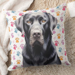 Cojín Decorativo Labrador Recuperador de pintura colorida Imprime P<br><div class="desc">Presentamos nuestro Labrador Retriever Pillow, la adición perfecta a la colección de decoración de casa de cualquier amante de los perros. Esta almohada, disponible en laboratorios negros, amarillos o chocolate, presenta huellas de pata coloridas en un estilo retro a la vez moderno. Esta almohada está diseñada para los amantes del...</div>