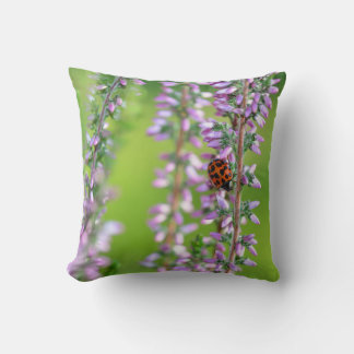 Cojín Decorativo Ladybird auf lila Blume -