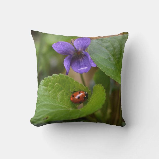 Cojín Decorativo Ladybug sobre las dulces flores violetas (Anverso)