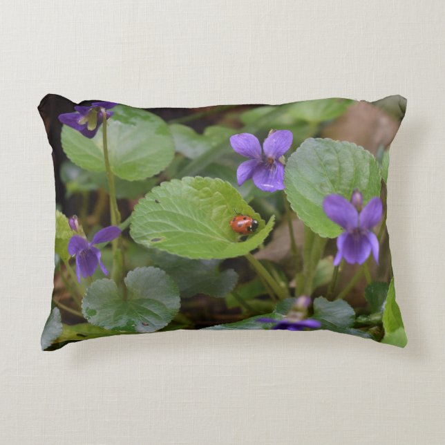 Cojín Decorativo Ladybug sobre las dulces flores violetas (Anverso)