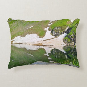 Cojín Decorativo Lago Balea Paisaje Alpino - Naturaleza Salvaje Rum