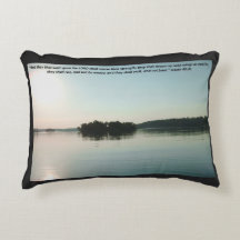 Lago Pacífico y árboles lejanos con escritura