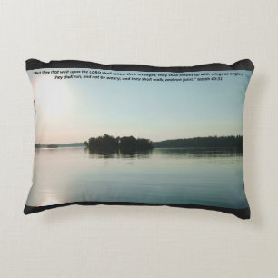 Cojín Decorativo Lago Pacífico y árboles lejanos con escritura