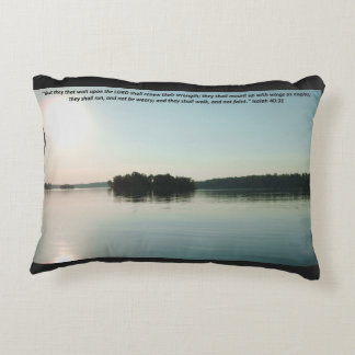 Cojín Decorativo Lago Pacífico y árboles lejanos con escritura