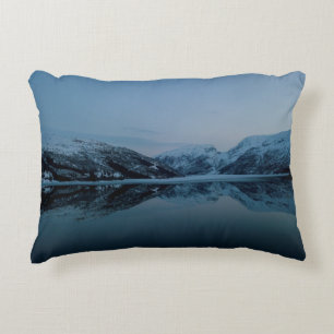 COJÍN DECORATIVO LAGO RODEADO DE MONTAÑAS