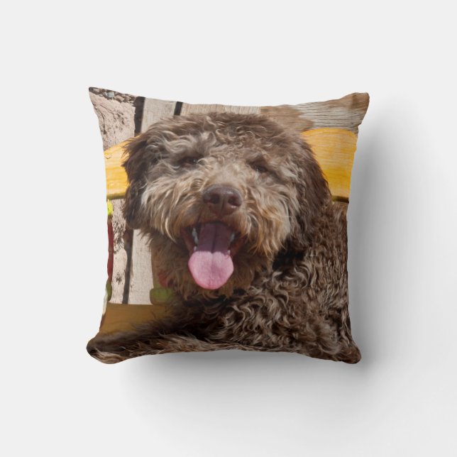 Cojín Decorativo Lagotto Romagnolo En Un Baño De Madera (Anverso)