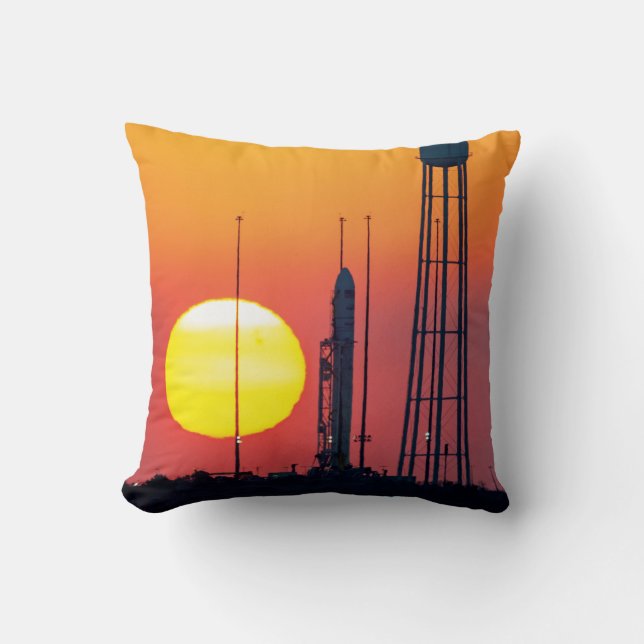Cojín Decorativo Lanzamiento de la NASA Antares Rocket Sunrise (Anverso)