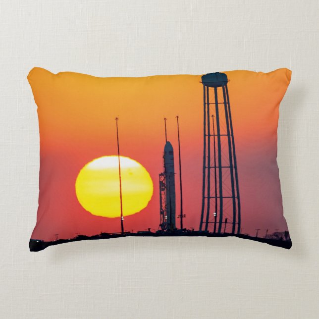 Cojín Decorativo Lanzamiento de la NASA Antares Rocket Sunrise (Anverso)