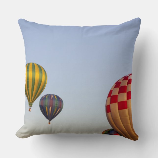 Cojín Decorativo Lanzando globos aerostáticos (Anverso)