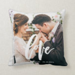 Cojín Decorativo Lápiz de amor Sobreposición de la foto de la boda<br><div class="desc">Suntuosa y elegante almohada de fotos de bodas con el guión con letras blancas 'LOVE' con un patrón de follaje acuarela. Personalice agregando su propia foto y detalles. Un boda perfecto y un boda.</div>