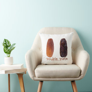 Cojín Decorativo Las dos citas de SlipperyJoe engullieron ciruelas 