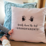 Cojín Decorativo Las huellas de los personalizados son los mejores<br><div class="desc">Una almohada dulce para los mejores abuelos. Para agregar huellas, tome una foto de las huellas de su hijo y cargue la foto en su computadora. Utilice un quitador de fondo como el sitio web remove.bg o canva para eliminar el fondo. Sube tu foto a Zazzle. Por favor, envíeme un...</div>