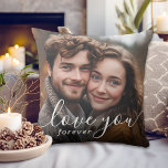 Cojín Decorativo Las novias te aman por la foto de la pareja<br><div class="desc">Una hermosa manera de mostrar tu amor por el otro en una almohada fotográfica personalizado con un texto escrito a mano con el texto "te amo para siempre". La parte posterior de la almohada es un bronceado/beige neutro y se puede cambiar al color de su elección seleccionando "editar usando la...</div>