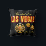 Cojín Decorativo Las Vegas Lights Mr. y la Sra. Newlyweds | negro<br><div class="desc">Elegante almohada de tiro de cristal con las Vegas en luces, dados rodante, chip de casino de personalizable - perfecto regalo de recuerdo para el nuevo Sr. Y Sra. Usa el botón PERSONALIZAR de TI para personalizar con tu propio texto. Invitaciones y otros productos disponibles. Para preguntas y solicitudes, envíe...</div>
