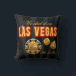 Cojín Decorativo Las Vegas Lights Mr. y la Sra. Newlyweds | negro<br><div class="desc">Elegante almohada de tiro de cristal con las Vegas en luces, dados rodante, chip de casino de personalizable - perfecto regalo de recuerdo para el nuevo Sr. Y Sra. Usa el botón PERSONALIZAR de TI para personalizar con tu propio texto. Invitaciones y otros productos disponibles. Para preguntas y solicitudes, envíe...</div>