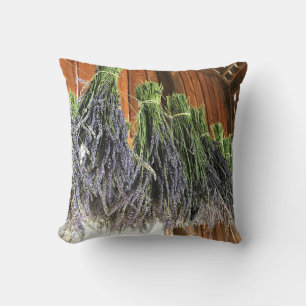 Cojín Decorativo Lavanda colgando en un granero
