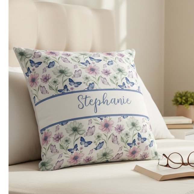 Cojín Decorativo Lavender Floral Butterfly Monogram (Personalized floral butterfly throw pillow)