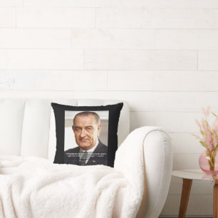 Cojín Decorativo LBJ y cita "Conociendo lo que es correcto"