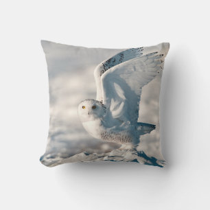 Cojín Decorativo Lechuza nevada despegando de la nieve