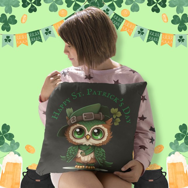 Cojín Decorativo Lechuza verde del Día de San Patricio (St. Patrick's Day Green Owl personalized Cushion)
