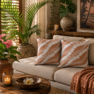 Cojín Decorativo Lei hawaiano Puakenikeni sobre cobre polvoriento
