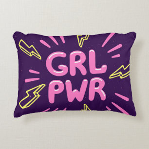 Cojín Decorativo Lema feminista del poder chica, fondo violeta.