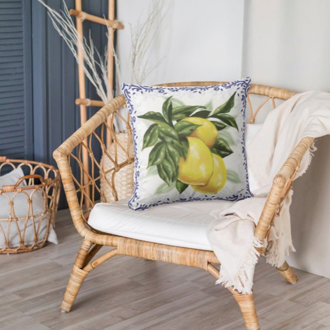 Cojín decorativo Lemons & Toile | Encanto del país (White Pillow with large lemons and leaves with a border of Blue Toile Filigree in a wicker chair)