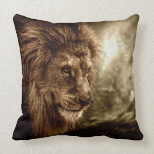 Cojín Decorativo León contra el cielo tempestuoso