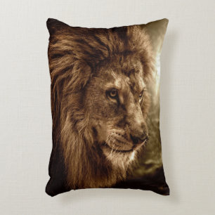 Cojín Decorativo León contra el cielo tempestuoso