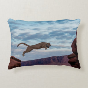 Cojín Decorativo León de montaña Salto de salto matutino, león, ani