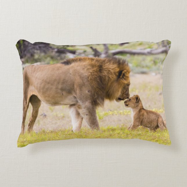 Cojín Decorativo León macho alfa inspecciona el cubo (Anverso)