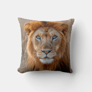 Cojín Decorativo León Macho Majestuoso con Ojos Azules Brillantes