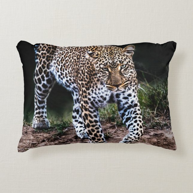 COJÍN DECORATIVO LEOPARD CAMINANDO EN SALVAJE (Anverso)