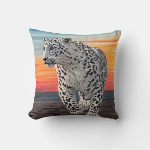 Cojín Decorativo Leopardo de las nieves caminando por la playa dura