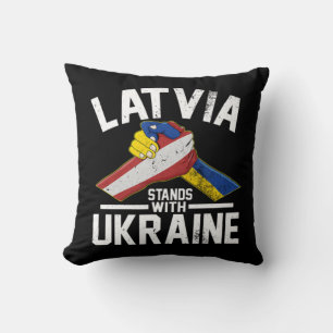 Cojín Decorativo Letonia está de pie con la bandera ucraniana leton