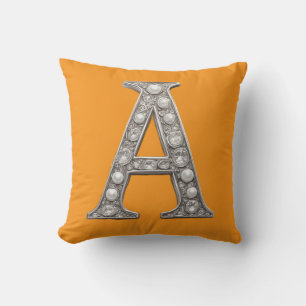 Cojín Decorativo Letra A con joyas sobre fondo amarillo
