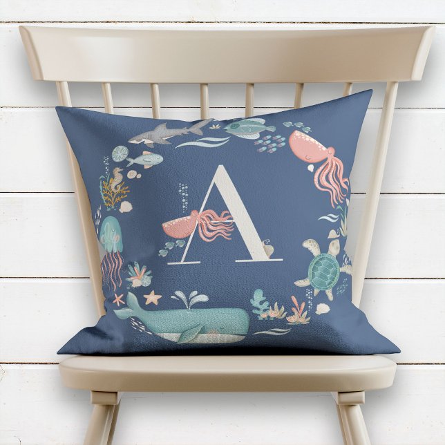 Cojín Decorativo Letra azul monograma oceánica de los animales letr (Subido por el creador)