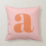 Cojín Decorativo Letras retro monograma de Naranja rosado cúbito pa<br><div class="desc">Esta elegante almohada tira un monograma de coral sobre un fondo rosa pastel con letras retro. ¡Buena idea de regalo!</div>
