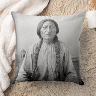 Cojín Decorativo Líder lakota sacudiendo a indígenas norteamericano