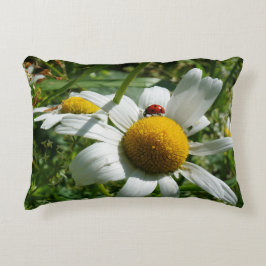 Cojín Decorativo Lieveheersbeestje op margriet in de natuur.