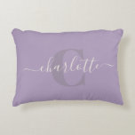Cojín Decorativo Lila | Nombre de monograma de guión personalizado<br><div class="desc">Lila | Almohada de acento con el nombre del monograma de guión personalizado</div>