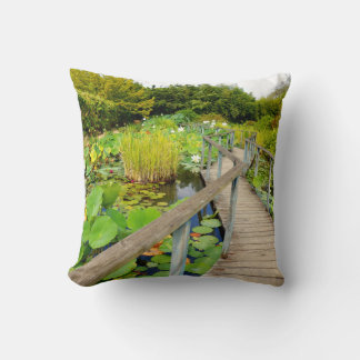 Cojín Decorativo Lily Pond Throw Cushion