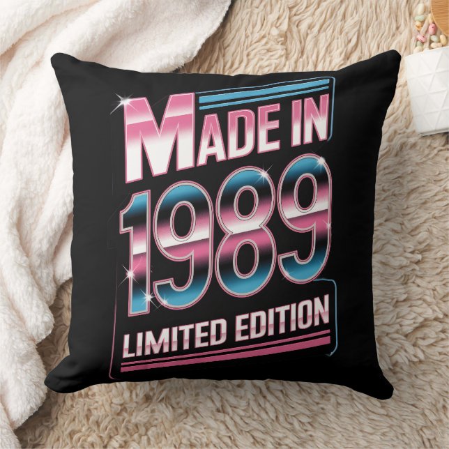 Cojín Decorativo Limited Edition Retro 1989 Throw Pillow (Manta)