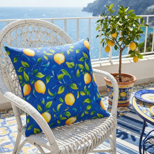 Cojín Decorativo Limoneros de jardín italiano soleado. Cielo azul.