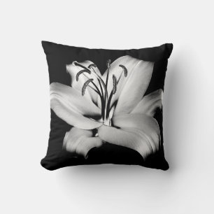 Cojín Decorativo Lirio plateado: Elegancia floral monocroma.