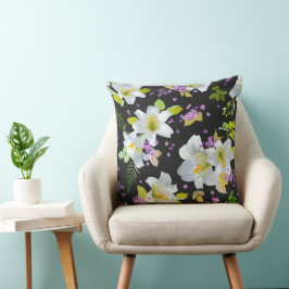 Cojín Decorativo Lirios blancos sobre estampado floral negro