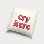 Cojín Decorativo Llorar aquí divertido retro<br><div class="desc">¡Llorar aquí! Una colección de almohadas divertidas,  lindas y divertidas,  para ofrecer como regalo de la casa,  o para su propio interior. Personalizable completo: puede cambiar el color del texto y del fondo como desee.</div>