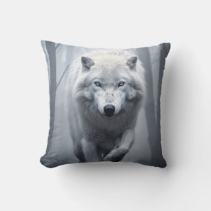 Cojín Decorativo Lobo blanco en bosque de niebla