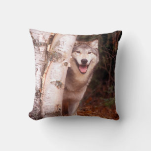 Cojín Decorativo Lobo Gris detrás de un árbol